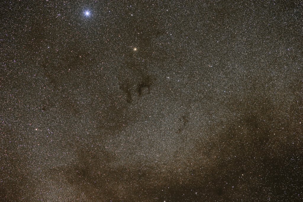 Barnard 142/143, die dreiteilige Höhle (Aql)